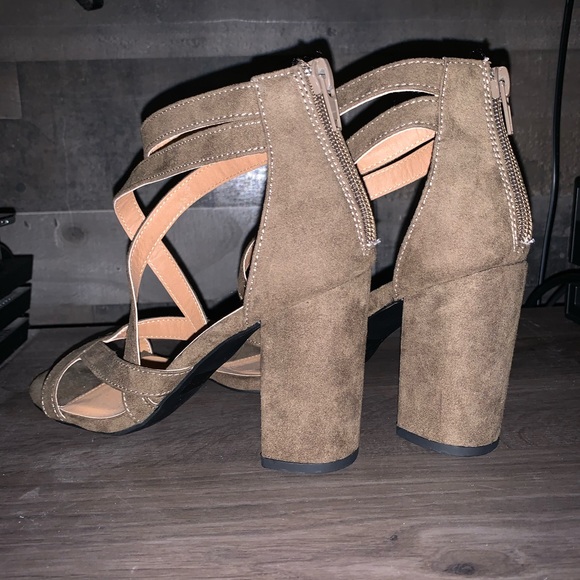 Beautiful olive block heels - Picture 3 of 5